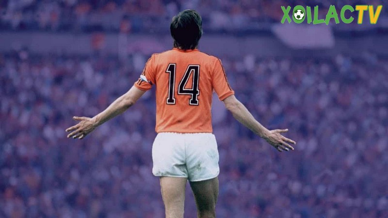 Johan Cruyff đã làm thay đổi cách chơi bóng đá với phong cách “tiki-taka” của mình